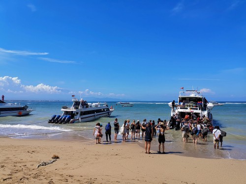 fast boat to gili boarding on the beach